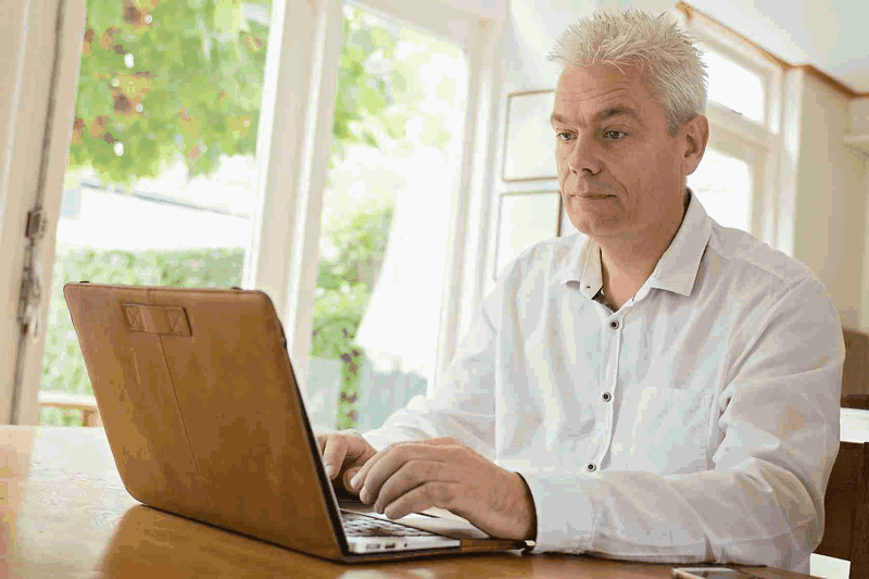 Rene achter zijn laptop Rene achter zijn laptop