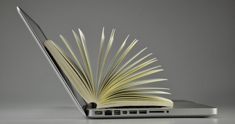 Opengeklapte laptop met boek